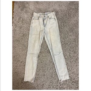 American Eagle light wash ripped mom jeans!